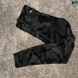 WOMENS OLD NAVY ACTIVE CAMO 7/8 LENGTH WITH POCKETS SEE MEASUREMENTS S/M?